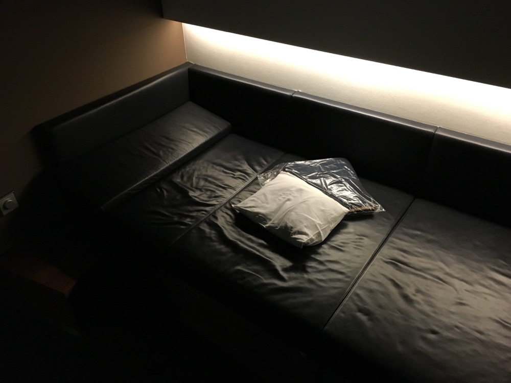 LH Senator Lounge Munich Sleeping Room
