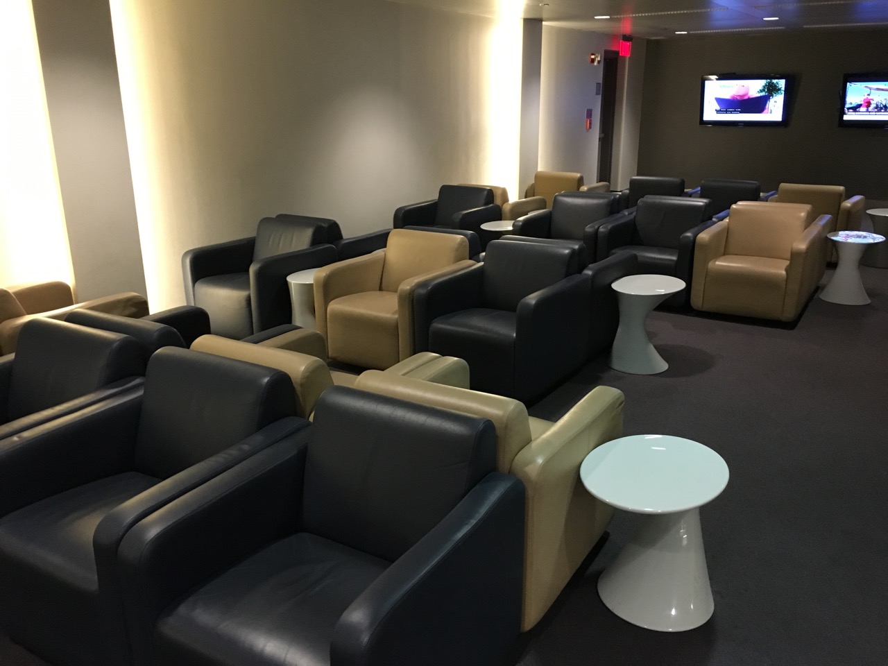 LH Business Lounge IAD Seating