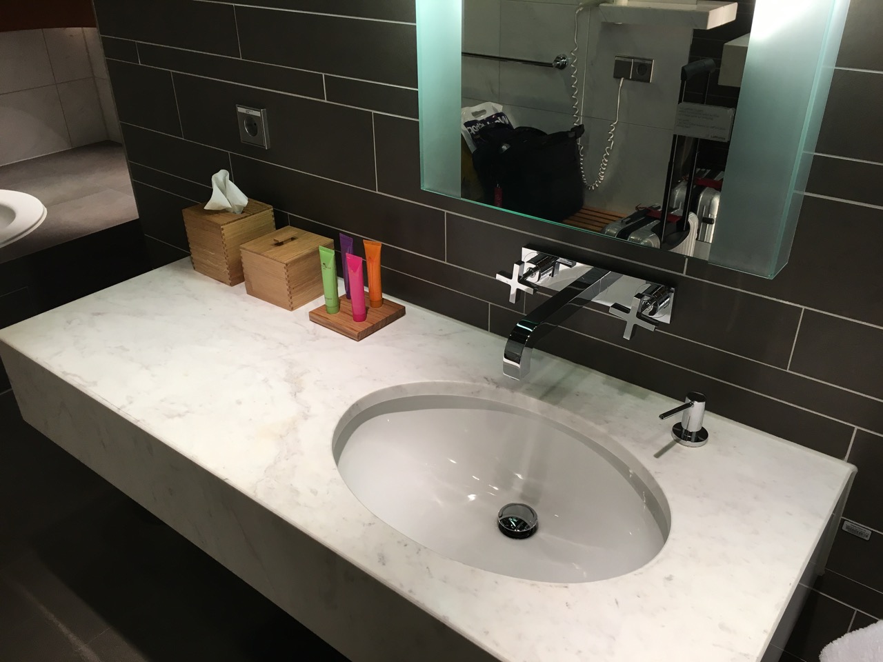 LH First Class Terminal Bath/Shower Room